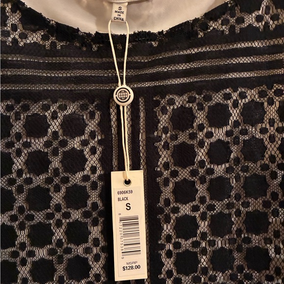 Black Lace Sleeveless Top - Picture 3 of 3